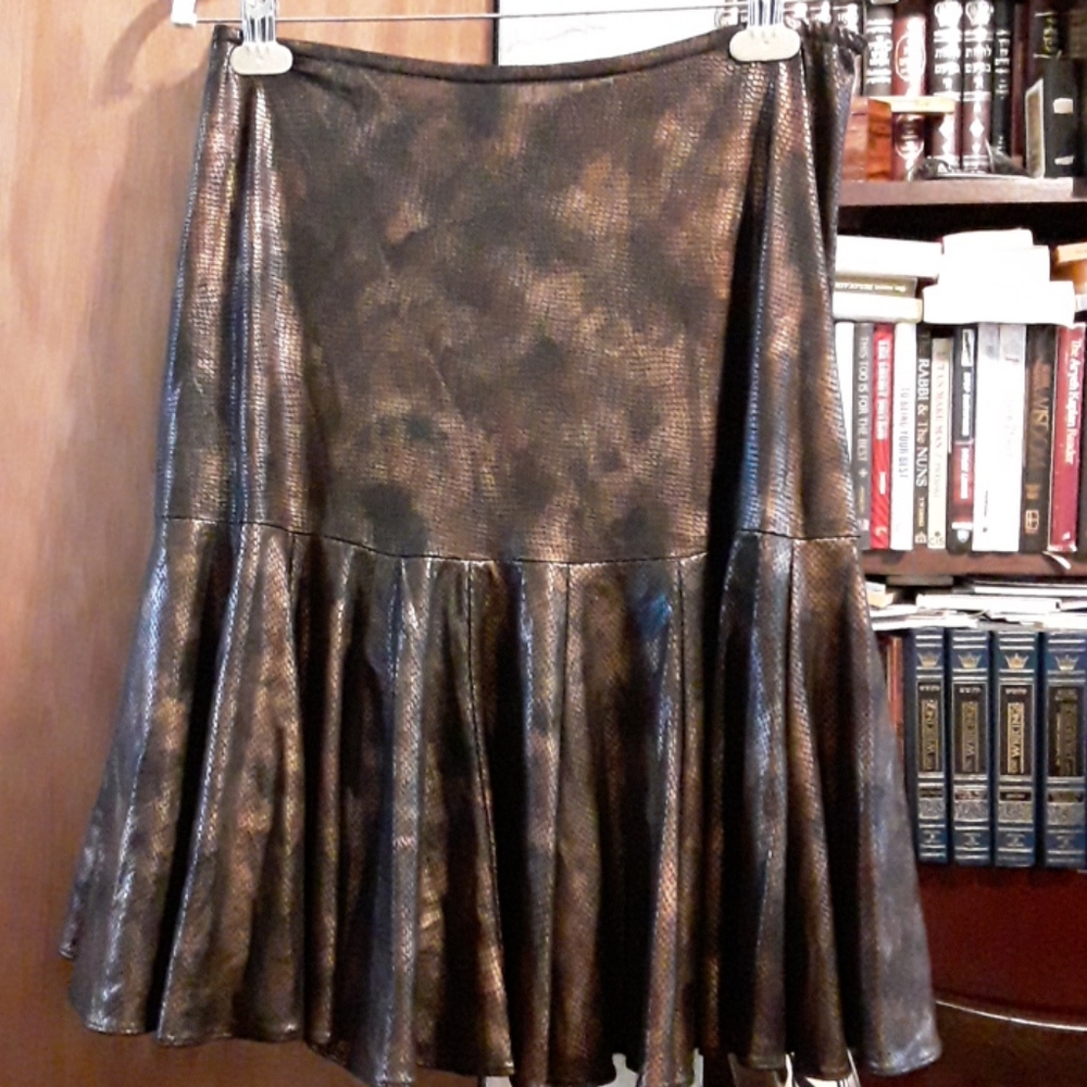 Pretty pleated bronze skirt, size L